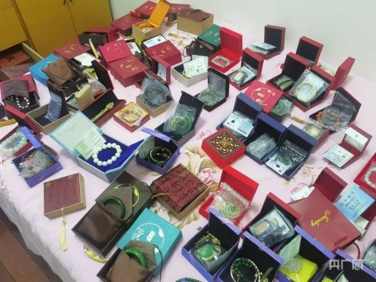 老人被骗几十万直播间买假藏品还维权难?网友:太坑人! 老人被骗几十万直播间买假藏品还维权难?网友:太坑人!