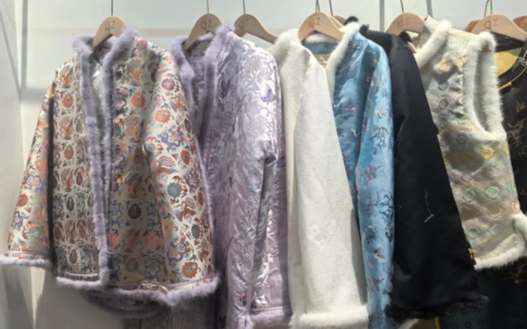 “新中式”爆火!店老板:订单满满当当已排到年后,不只年轻人喜欢 “新中式”爆火!店老板:订单满满当当已排到年后,不只年轻人喜欢