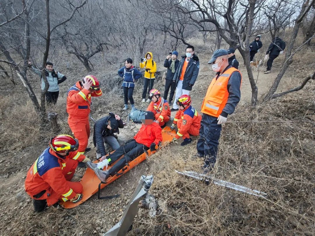 寒冬腊月男子野外登山扭伤,延庆消防紧急救援 寒冬腊月男子野外登山扭伤,延庆消防紧急救援