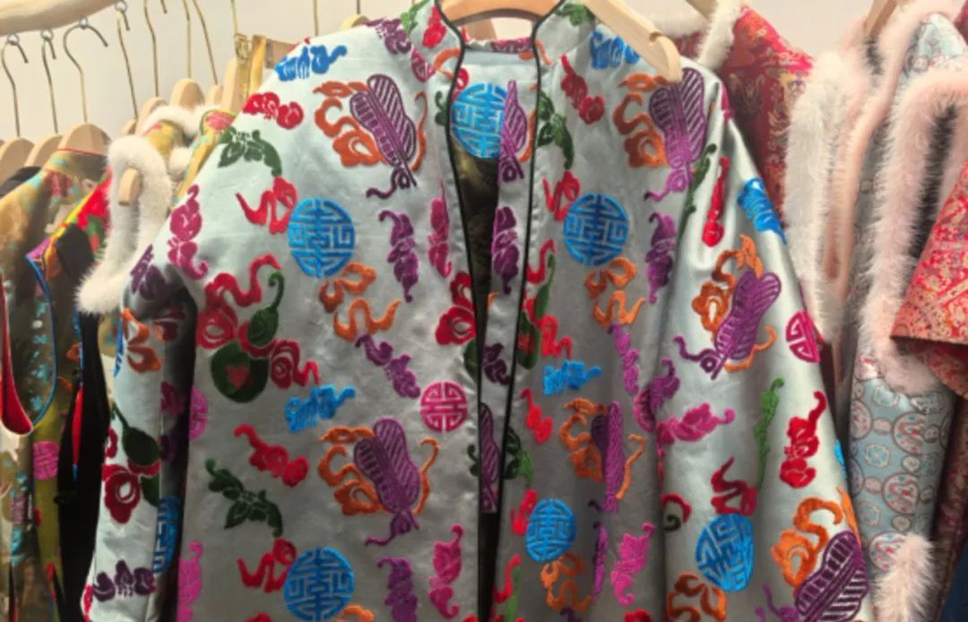 “新中式”爆火!店老板:订单满满当当已排到年后,不只年轻人喜欢 “新中式”爆火!店老板:订单满满当当已排到年后,不只年轻人喜欢