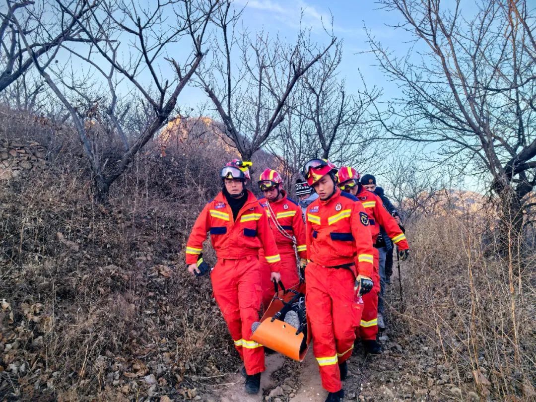 寒冬腊月男子野外登山扭伤,延庆消防紧急救援 寒冬腊月男子野外登山扭伤,延庆消防紧急救援