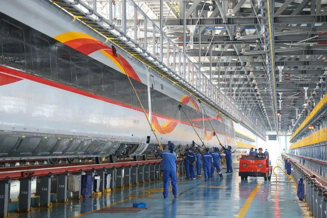 复兴号硬核“洗澡”分几步?不仅“洗”,还得“搓”! 复兴号硬核“洗澡”分几步?不仅“洗”,还得“搓”!