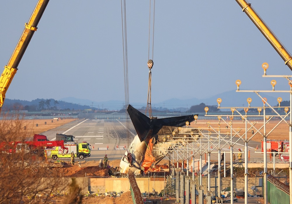 韩国小狗安静送别空难去世的9位家人,坠毁客机1个黑匣子被送往美国 韩国小狗安静送别空难去世的9位家人,坠毁客机1个黑匣子被送往美国