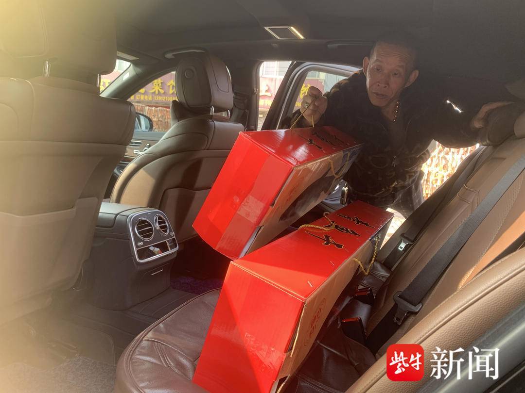 豪横过大年！男子开着大奔买了206条咸青鱼