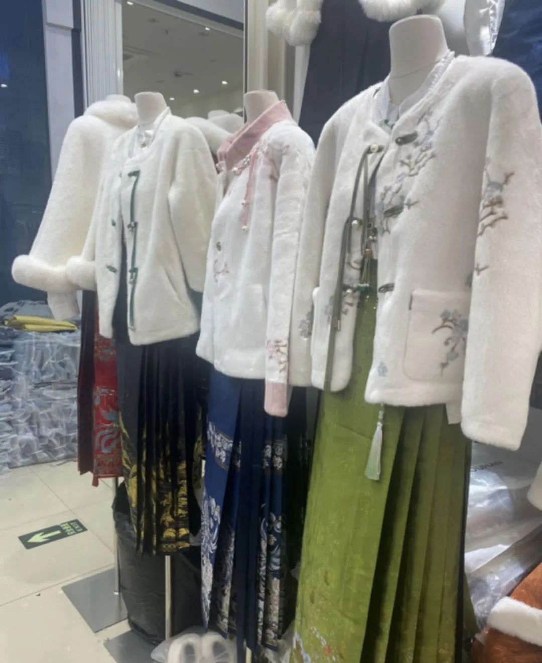 “新中式”爆火!店老板:订单满满当当已排到年后,不只年轻人喜欢 “新中式”爆火!店老板:订单满满当当已排到年后,不只年轻人喜欢