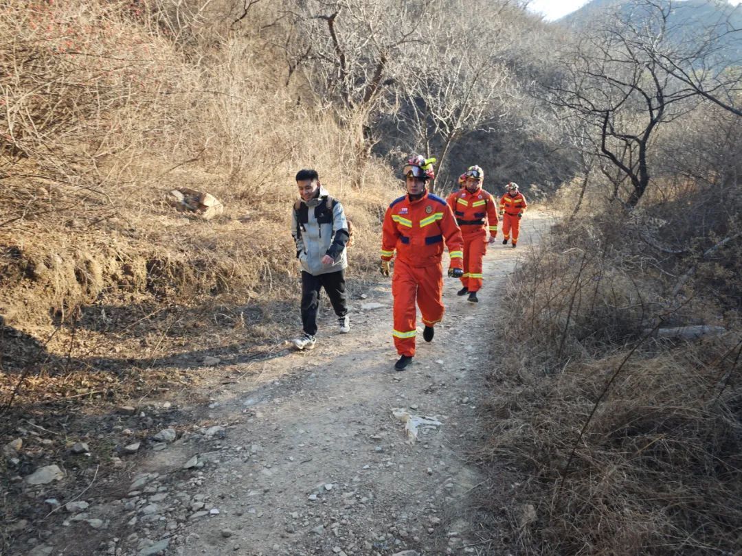 寒冬腊月男子野外登山扭伤,延庆消防紧急救援 寒冬腊月男子野外登山扭伤,延庆消防紧急救援