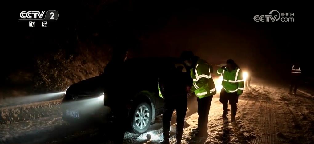 南方部分地区遭遇雨雪冰凌天气 相关部门迅速行动保障群众出行安全畅通