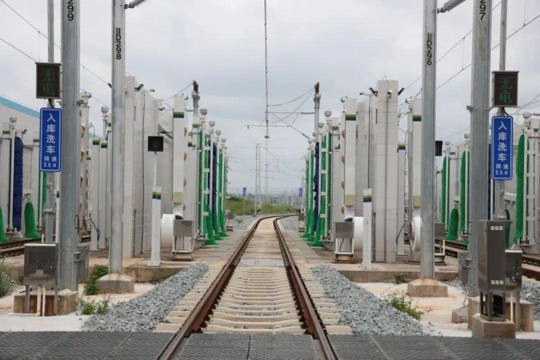 复兴号硬核“洗澡”分几步?不仅“洗”,还得“搓”! 复兴号硬核“洗澡”分几步?不仅“洗”,还得“搓”!