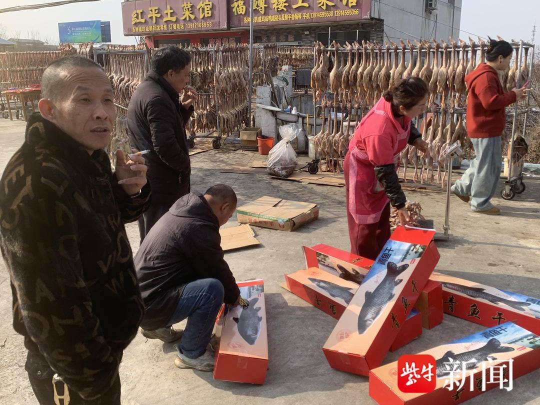 豪横过大年！男子开着大奔买了206条咸青鱼