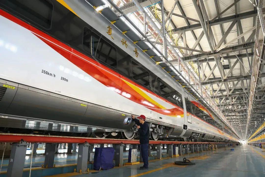 复兴号硬核“洗澡”分几步?不仅“洗”,还得“搓”! 复兴号硬核“洗澡”分几步?不仅“洗”,还得“搓”!