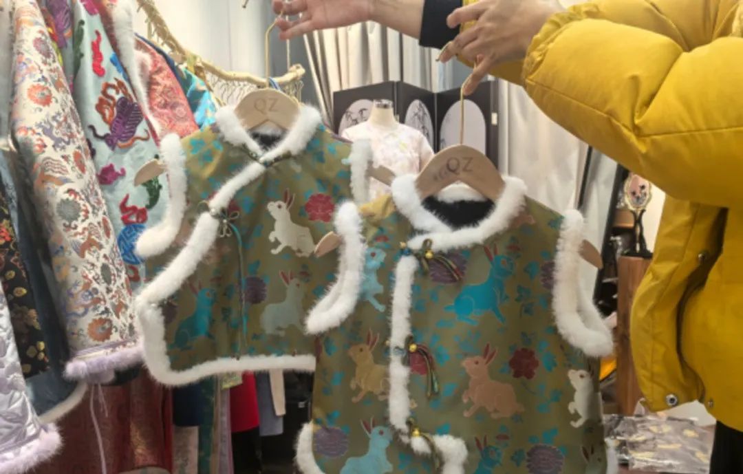 “新中式”爆火!店老板:订单满满当当已排到年后,不只年轻人喜欢 “新中式”爆火!店老板:订单满满当当已排到年后,不只年轻人喜欢