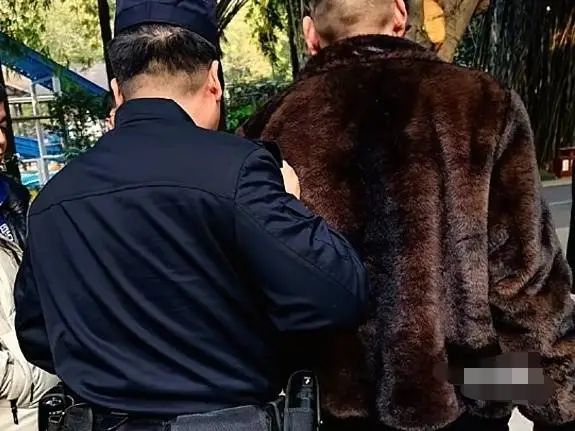 大熊猫“兰香”被扔可乐瓶,重庆动物园:涉事游客已被警方控制 大熊猫“兰香”被扔可乐瓶,重庆动物园:涉事游客已被警方控制