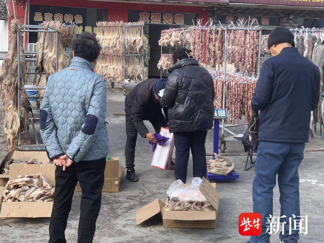 豪横过大年！男子开着大奔买了206条咸青鱼