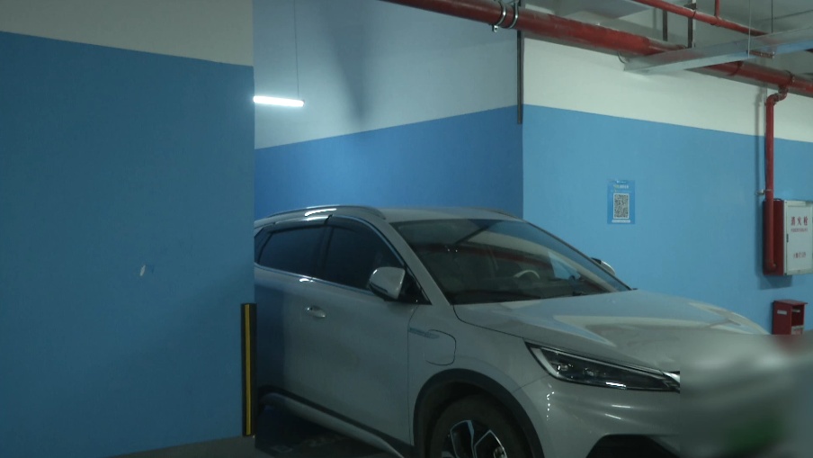 车是停进去了,但人出不来......深圳一小区出现“奇葩”停车位 车是停进去了,但人出不来......深圳一小区出现“奇葩”停车位