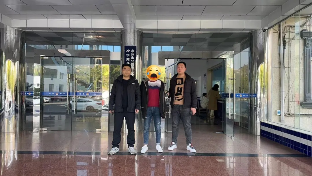 街头上演“速度与激情” 湖南民警狂追三条街,逃犯累瘫! 街头上演“速度与激情” 湖南民警狂追三条街,逃犯累瘫!