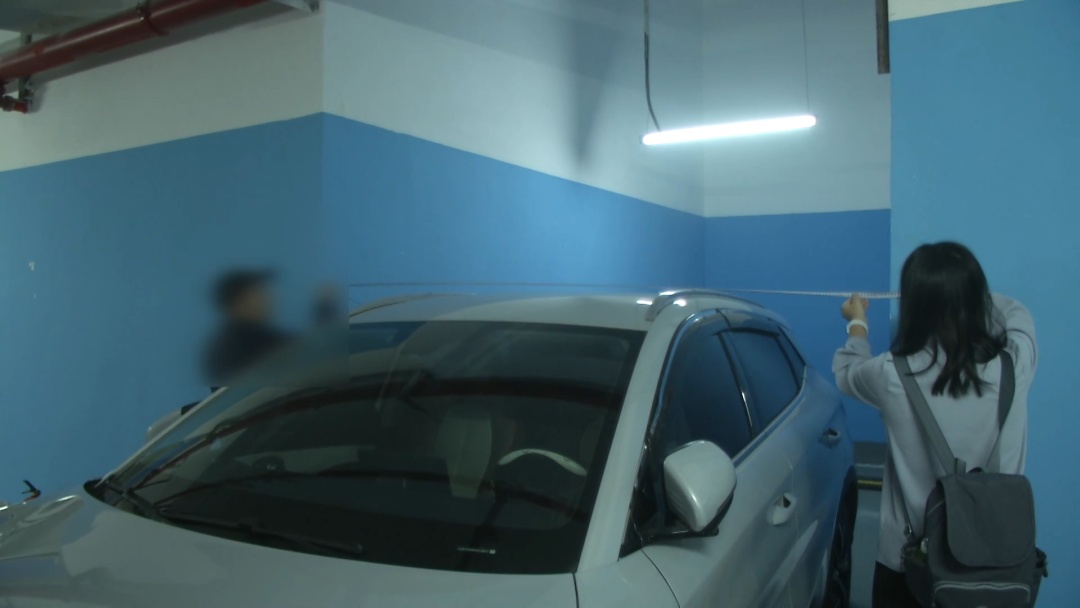 车是停进去了,但人出不来......深圳一小区出现“奇葩”停车位 车是停进去了,但人出不来......深圳一小区出现“奇葩”停车位