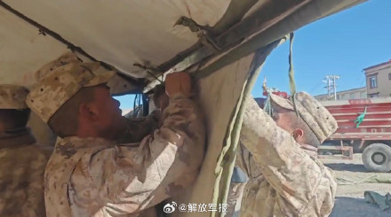 地震救援现场,官兵们搭起帐篷 地震救援现场,官兵们搭起帐篷