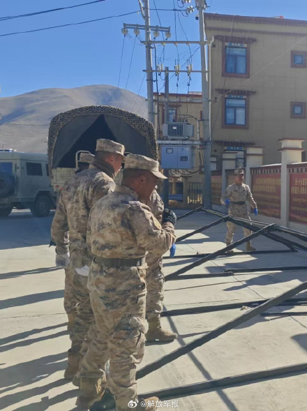 地震救援现场,官兵们搭起帐篷 地震救援现场,官兵们搭起帐篷