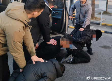 揪心！民警抓捕患艾滋嫌犯受伤后血流不止