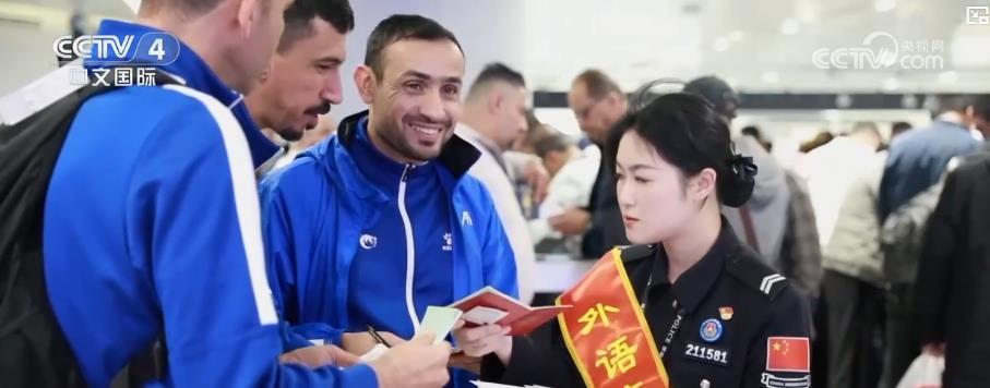 “中国游”热度持续高涨 外国游客争相体验中国文化