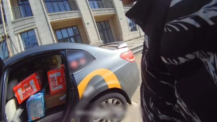 春节临近,上海一男子正打算“送货上门”,被警察抓个正着! 春节临近,上海一男子正打算“送货上门”,被警察抓个正着!