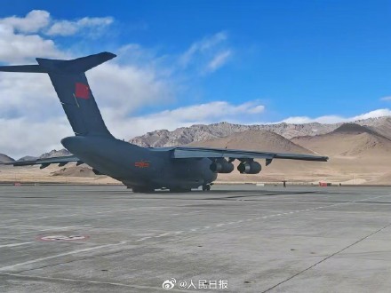 西部战区空军运20抵达震区定日