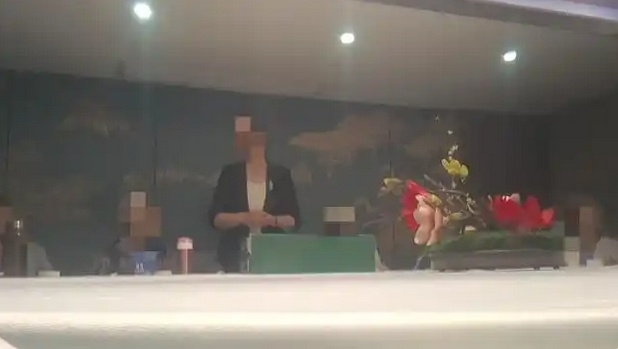 揭秘保健品坑人骗局：成本11.5卖五千！采取对老人“人盯人”模式