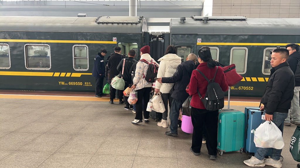 长三角铁路2025年春运预计发送旅客9700万人次,首趟临客列车今开出 长三角铁路2025年春运预计发送旅客9700万人次,首趟临客列车今开出