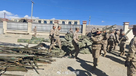 地震救援现场,官兵们搭起帐篷 地震救援现场,官兵们搭起帐篷