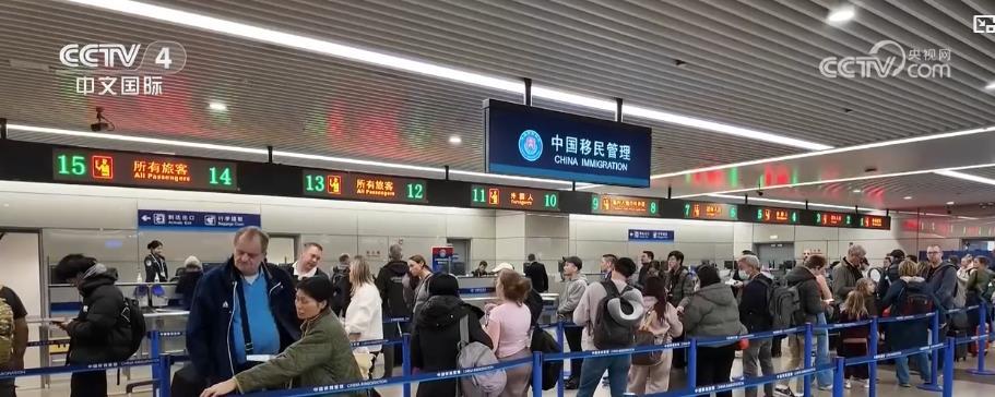 “中国游”热度持续高涨 外国游客争相体验中国文化