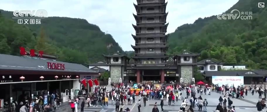 “中国游”热度持续高涨 外国游客争相体验中国文化