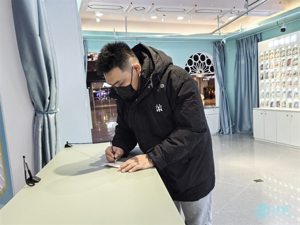 盖上专属邮戳飞全国!冰雪大世界“冰雪邮局”日发数百张明信片 盖上专属邮戳飞全国!冰雪大世界“冰雪邮局”日发数百张明信片