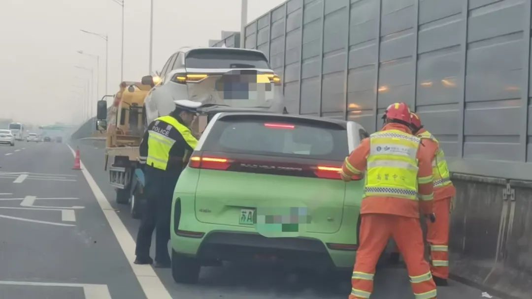 高速停车查导航?一乘客牙被撞掉! 高速停车查导航?一乘客牙被撞掉!