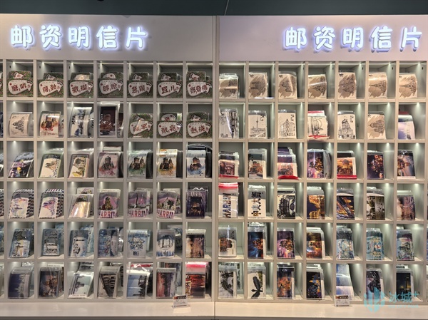 盖上专属邮戳飞全国!冰雪大世界“冰雪邮局”日发数百张明信片 盖上专属邮戳飞全国!冰雪大世界“冰雪邮局”日发数百张明信片