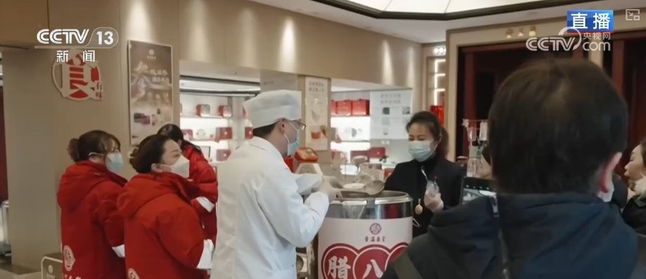 “忙年”节奏加快 赏灯游园感受越来越浓“年味”