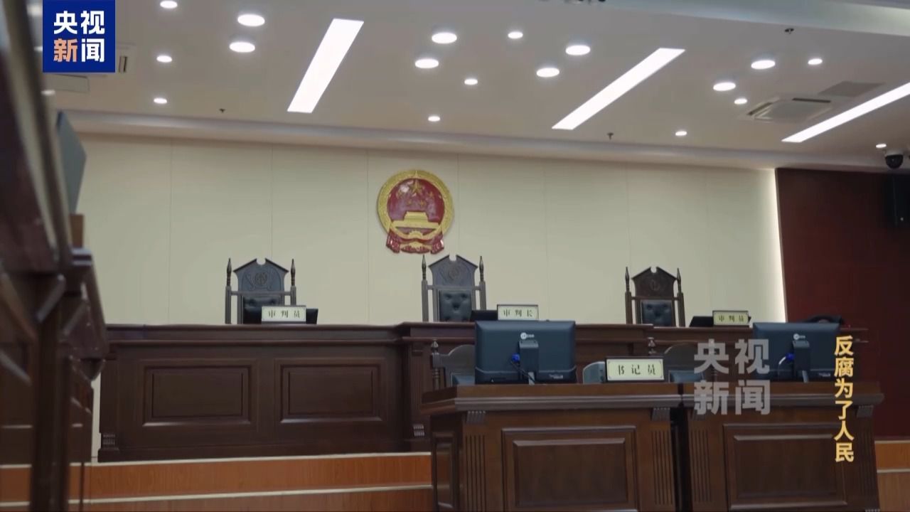 在鞍前马后的奉承里迷失方向 贪官被“保姆式”围猎细节披露→ 在鞍前马后的奉承里迷失方向 贪官被“保姆式”围猎细节披露→