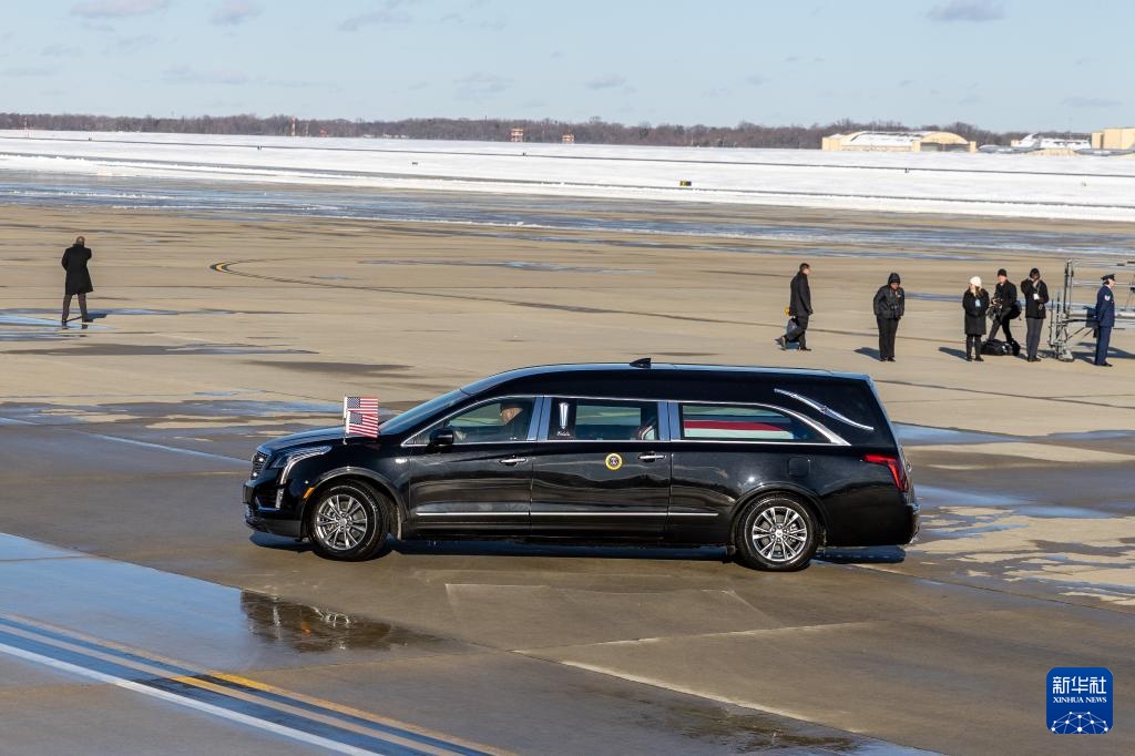 美国前总统卡特的灵柩运抵安德鲁斯空军基地 美国前总统卡特的灵柩运抵安德鲁斯空军基地