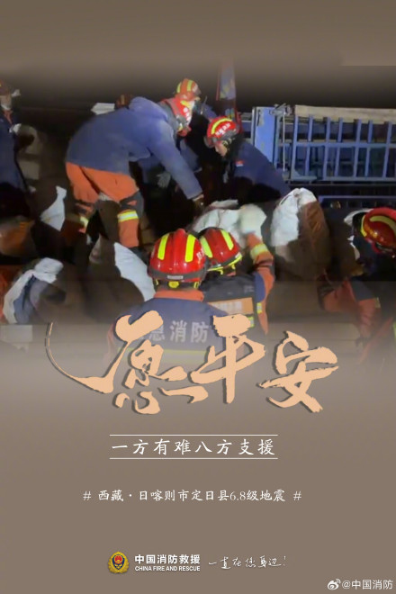 震后安置点消防员始终忙碌的身影