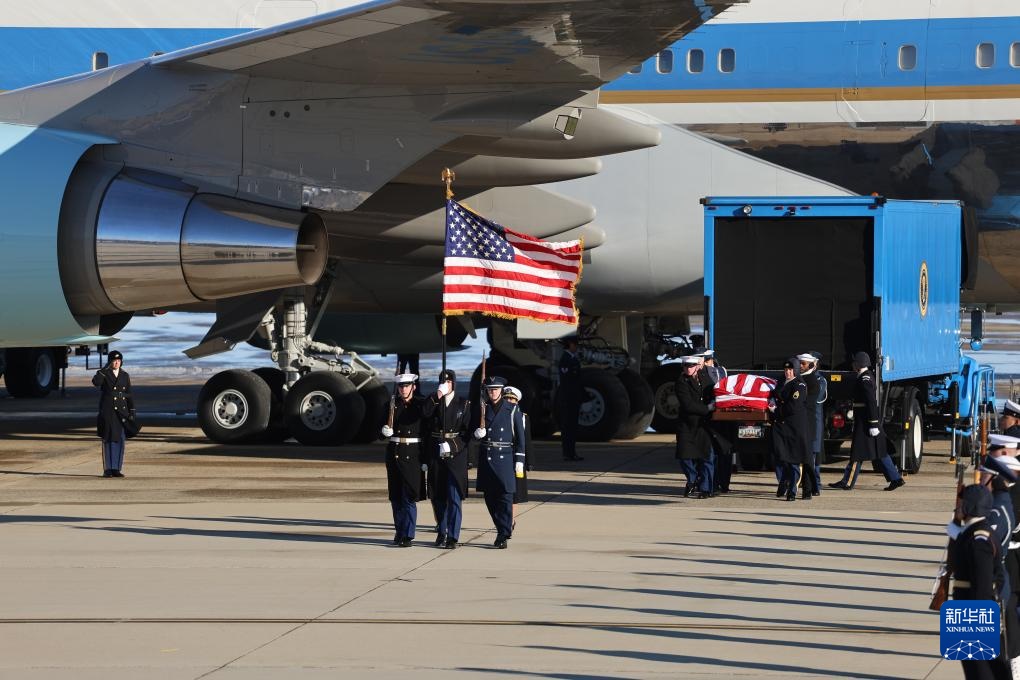 美国前总统卡特的灵柩运抵安德鲁斯空军基地 美国前总统卡特的灵柩运抵安德鲁斯空军基地