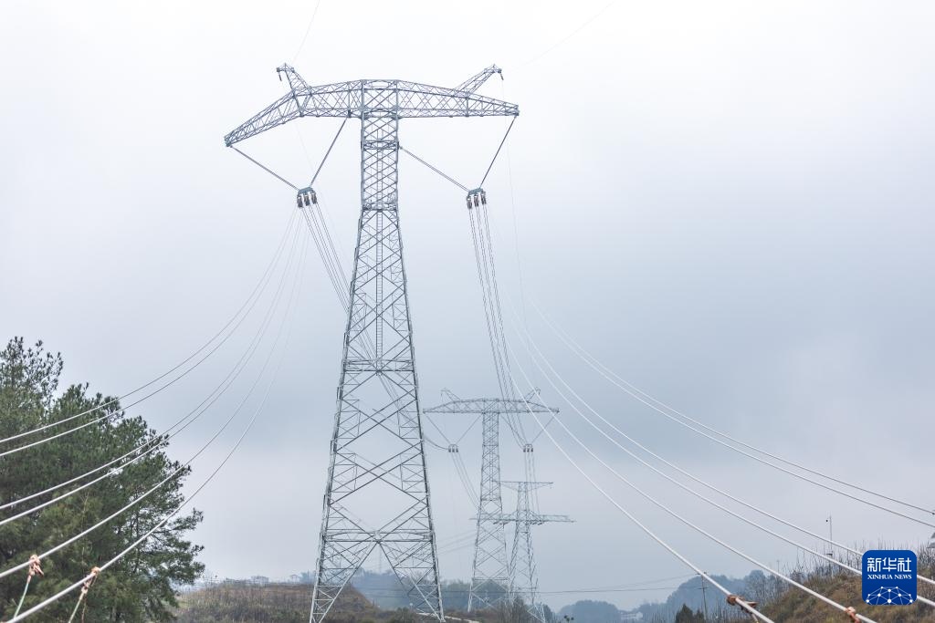 新华全媒+丨“疆电入渝” 特高压直流输电线路工程重庆段全线贯通