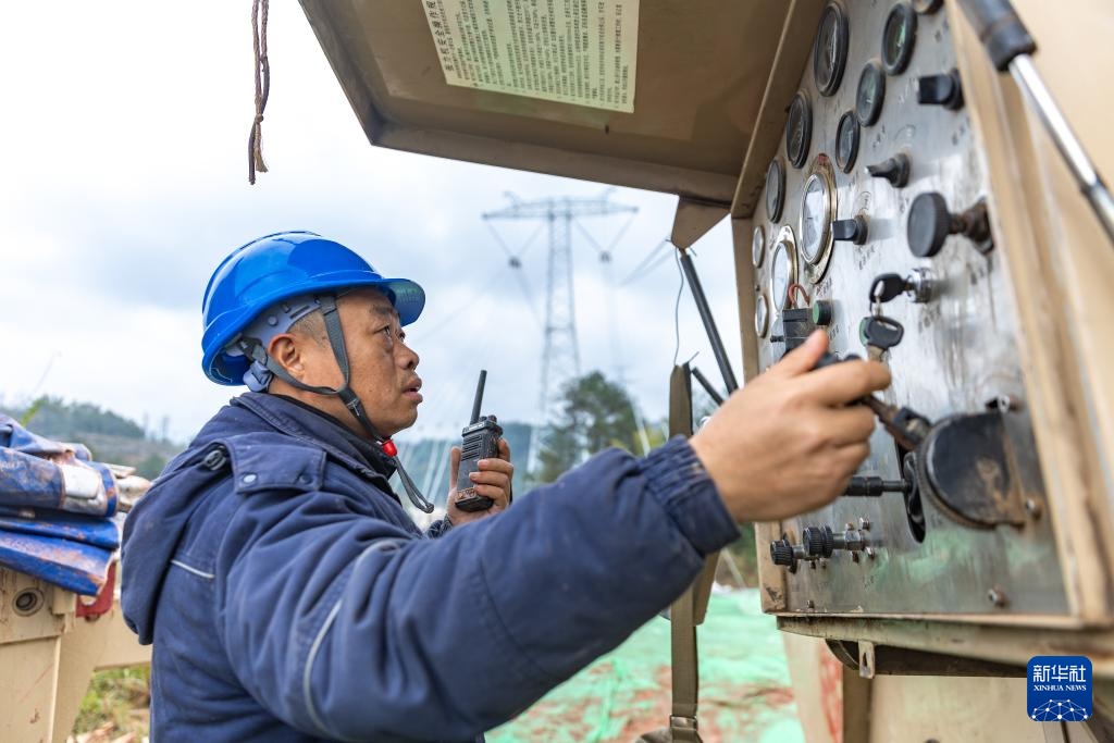 新华全媒+丨“疆电入渝” 特高压直流输电线路工程重庆段全线贯通
