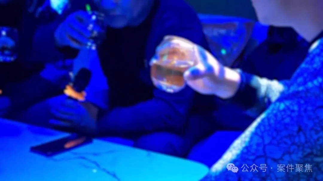 事发上海!两辆轿车突然相撞,很轻微,奔驰车主竟爽快赔付13万元? 事发上海!两辆轿车突然相撞,很轻微,奔驰车主竟爽快赔付13万元?