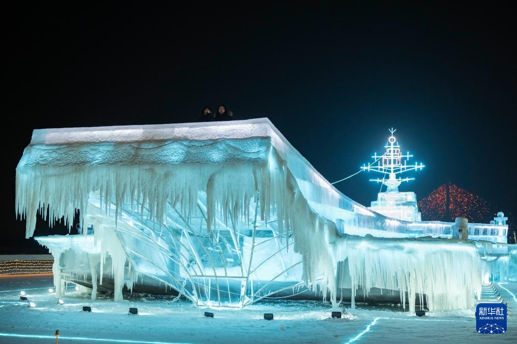 “冰雪辽宁舰”亮相哈尔滨