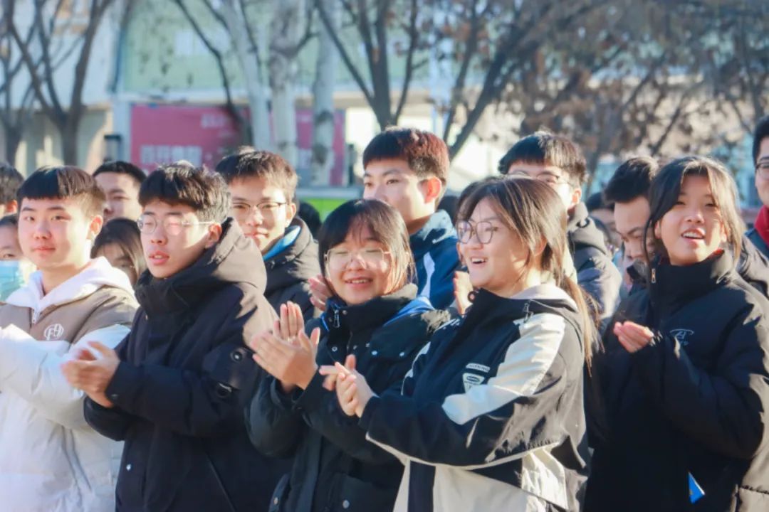 “只要大家都好好的，就挺好”！地震时背同学逃离的郭庆，被嘉奖！