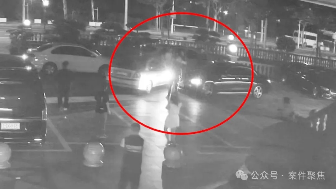 事发上海!两辆轿车突然相撞,很轻微,奔驰车主竟爽快赔付13万元? 事发上海!两辆轿车突然相撞,很轻微,奔驰车主竟爽快赔付13万元?