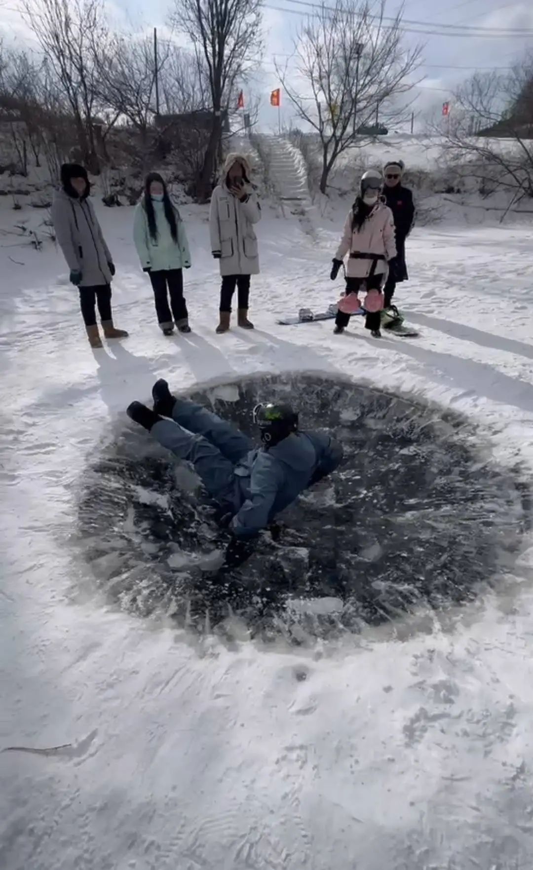 免费！但能玩一天！“南方小土豆”扎堆挑战北方冰坑，有人20分钟出不来