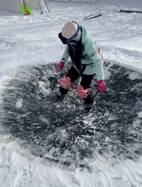 免费！但能玩一天！“南方小土豆”扎堆挑战北方冰坑，有人20分钟出不来