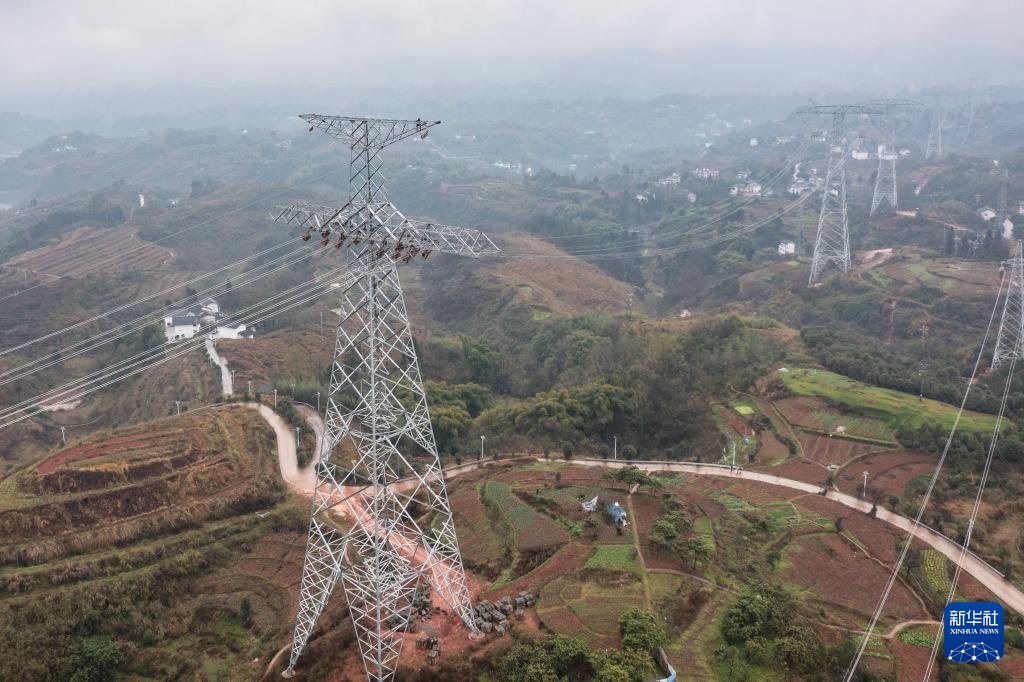 新华全媒+丨“疆电入渝” 特高压直流输电线路工程重庆段全线贯通