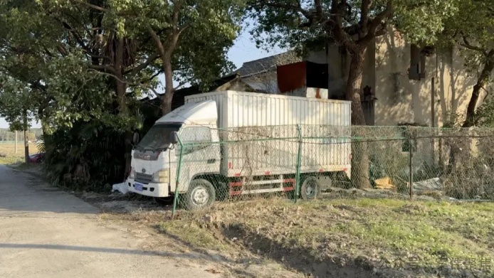 宠物殡葬店开在居民楼下，卡车上装火化炉！老板：知道不合法
