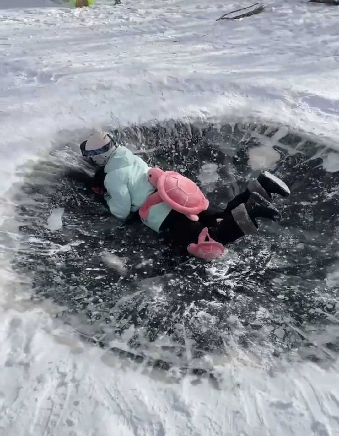 免费！但能玩一天！“南方小土豆”扎堆挑战北方冰坑，有人20分钟出不来